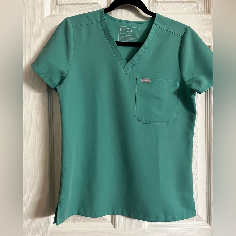 Fig scrub set in the color Hydro green top Xs bottoms XS